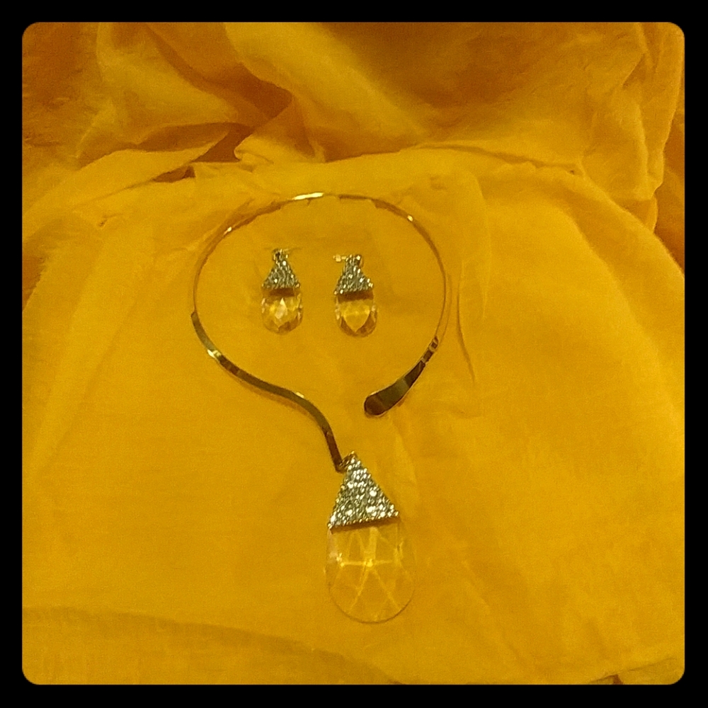 Gold metal necklace with teardrop charm